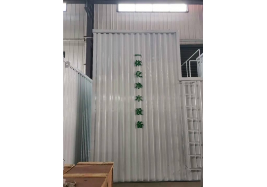 生活廢水處理設(shè)備系統(tǒng)軟硬件：由混凝土池、沉砂池、過濾池、水體平穩(wěn)加藥設(shè)備、反清洗設(shè)備、離心水泵及電控柜構(gòu)成