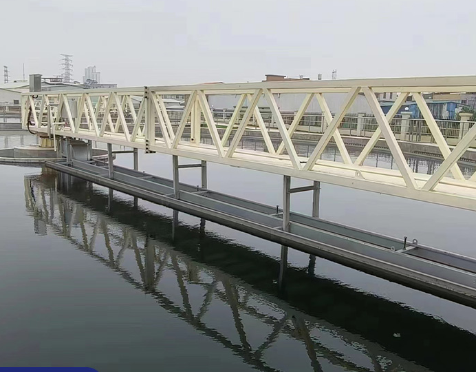桁車(chē)式刮泥機(jī)_平流沉淀池往復(fù)式全自動(dòng)桁車(chē)刮泥機(jī)廠家